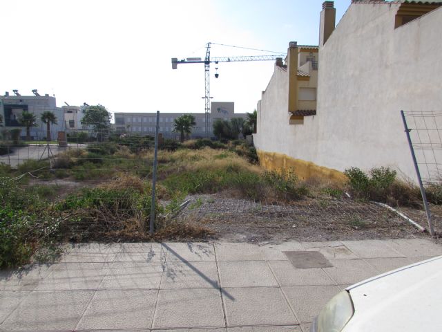 El Ayuntamiento de Lorca dicta nuevos expedientes de ejecución para el saneamiento de fachadas y el desbroce, limpieza y vallado de solares en diferentes zonas del municipio - 1, Foto 1