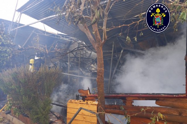 Bomberos extinguen un incendio en Villas Caravaning - 2, Foto 2
