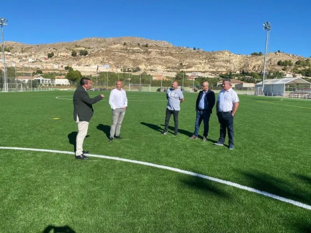 Los clubes de fútbol acompañan al alcalde y concejal de Deportes en la visita a Mula Deportiva donde se ha realizado la sustitución del césped artificial - 1, Foto 1