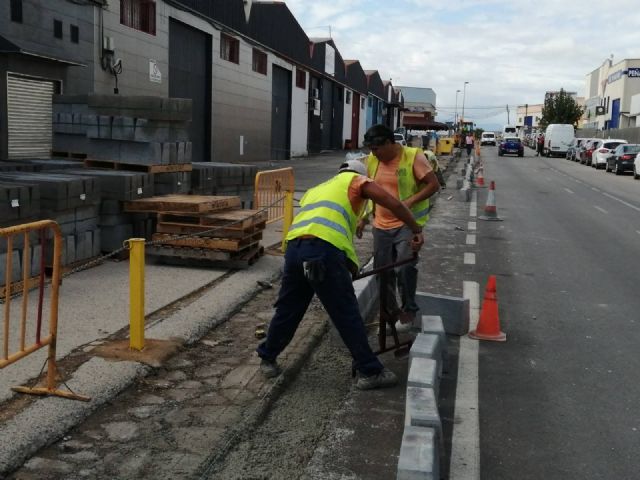 El Ayuntamiento de Molina de Segura comienza las obras de asfaltado y construcción de nuevas aceras en las áreas empresariales, cofinanciadas al 41,3% por el Instituto de Fomento de la Región de Murcia - 1, Foto 1