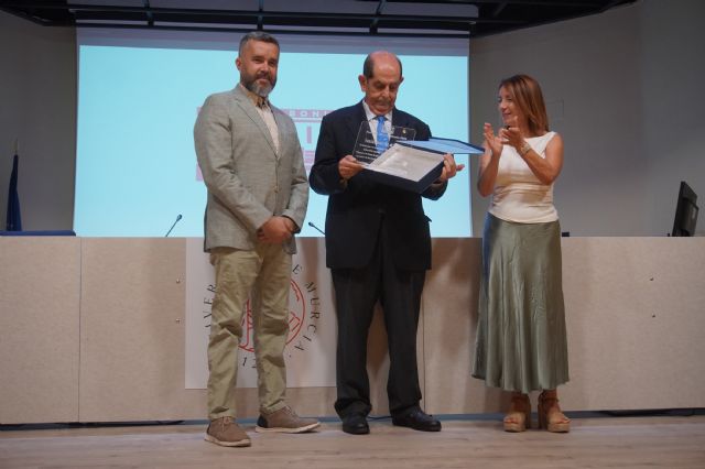 Francisco Javier Díez de Revenga defiende la importancia de refugiarse en los libros ante las adversidades de la sociedad actual - 1, Foto 1