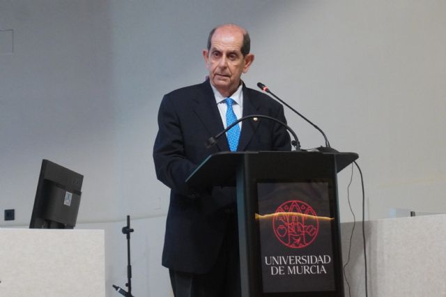 Francisco Javier Díez de Revenga defiende la importancia de refugiarse en los libros ante las adversidades de la sociedad actual - 3, Foto 3