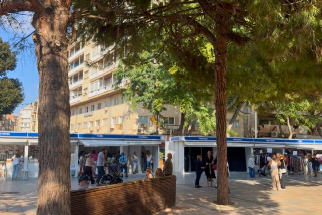 Treinta comercios de Cartagena ofrecen descuentos de hasta el 70% en la Feria Outlet de la plaza Juan XXIII - 1, Foto 1