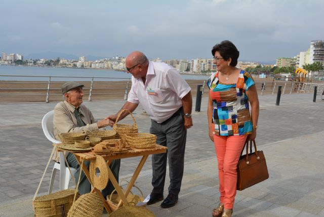 Águilas, parada de los participantes del programa Road to Marbella de la televisión británica - 1, Foto 1