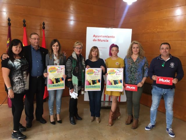 La Plaza de la Iglesia de Llano de Brujas acoge el domingo 5 de noviembre la I Feria Outlet de la Asociación de Empresarios y Comerciantes de la pedanía - 1, Foto 1