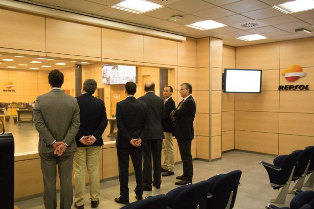 El consejero de Turismo, Cultura y Medio Ambiente se reúne con el equipo directivo de la refinería de Repsol en Cartagena - 1, Foto 1
