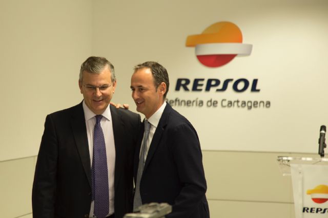 El consejero de Turismo, Cultura y Medio Ambiente se reúne con el equipo directivo de la refinería de Repsol en Cartagena - 2, Foto 2
