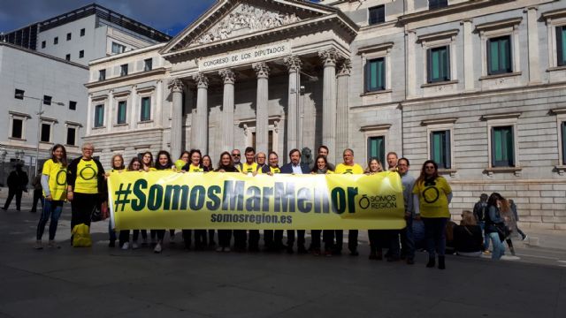 Concentración de Somos Región a las puertas del Congreso de los Diputados - 1, Foto 1
