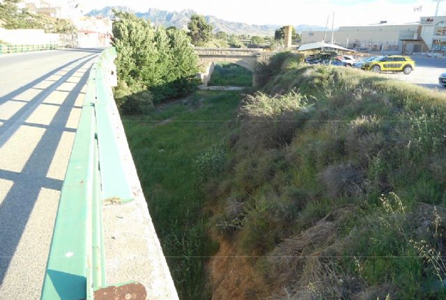Aprobado el plan de seguridad de las obras de rehabilitación del muro de la escollera del Puente del Poyo - 2, Foto 2