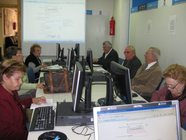 El Ayuntamiento organiza un taller de Aproximación al Inglés básico para viajar destinado a mayores - 1, Foto 1