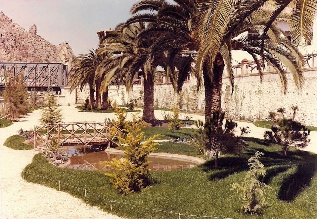 El artista urbano internacional Gonzalo Borondo inaugura un mural en Blanca destinado a dar la bienvenida los visitantes - 3, Foto 3