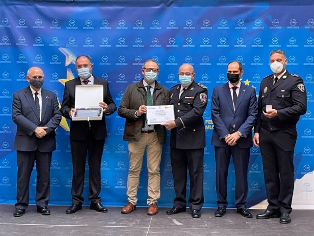 El agente de la Policía Local, Alfonso Sánchez, recibe uno de los II Premios Nacionales a las Buenas Prácticas