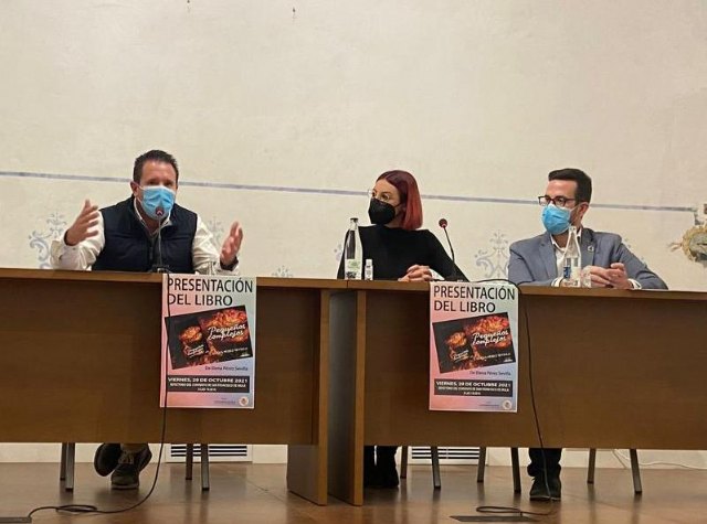 El Refectorio del Convento San Francisco acoge la presentación del libro ‘Pequeños Complejos’ de la muleña Elena Pérez - 1, Foto 1