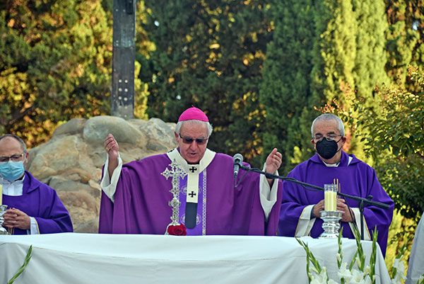 Sevilla atiende a sus difuntos con una eucaristía en el cementerio de San Fernando hispalense - 2, Foto 2