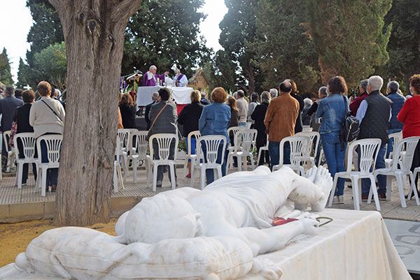 Sevilla atiende a sus difuntos con una eucaristía en el cementerio de San Fernando hispalense - 3, Foto 3