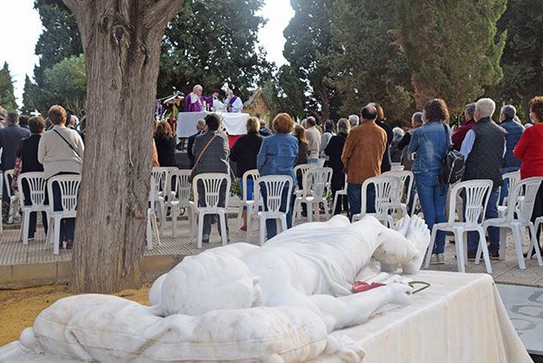 Sevilla atiende a sus difuntos con una eucaristía en el cementerio de San Fernando hispalense - 3, Foto 3