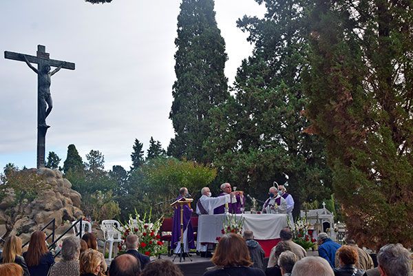 Sevilla atiende a sus difuntos con una eucaristía en el cementerio de San Fernando hispalense - 4, Foto 4