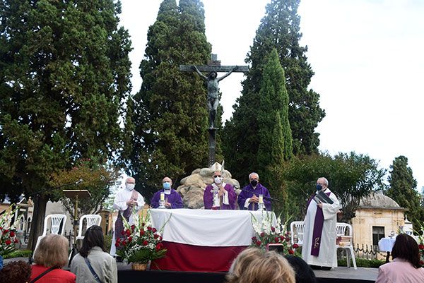 Sevilla atiende a sus difuntos con una eucaristía en el cementerio de San Fernando hispalense - 5, Foto 5