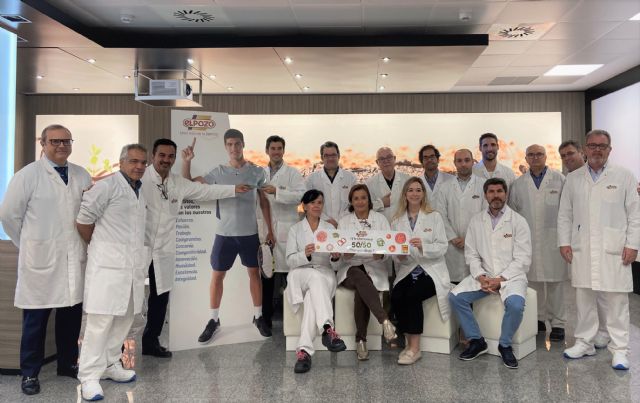 El director general de El Pozo Alimentación, Rafael Fuertes (3º izquierda), y el director comercial de Productos Frescos, Juan Antonio Cánovas (4º izquierda), con miembros de los equipos de Marketing, Calidad e Innovación de El Pozo Alimentación, Foto 1