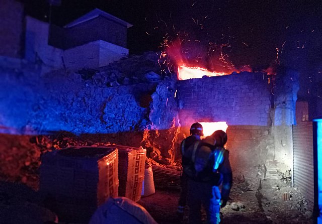 Atendida una persona por inhalación de humo en el incendio de una vivienda ocurrido esta madrugada en Lorca - 1, Foto 1