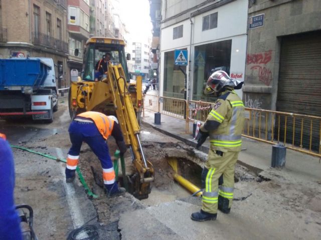 Aguas de Murcia prevé restablecer el servicio en la calle Sagasta en unas horas - 1, Foto 1