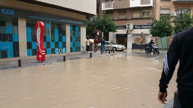 C’s solicita una reunión urgente con Emuasa tras las roturas de tuberías que han inundado calles, bajos y comercios en Murcia en la última semana - 1, Foto 1