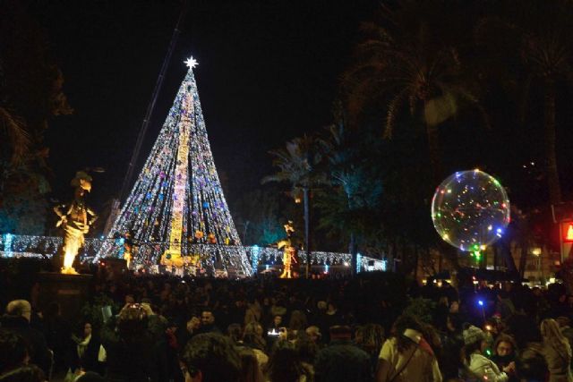 Más de 15.000 personas presenciaron el encendido del gran árbol de Navidad - 1, Foto 1