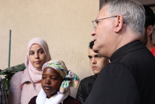 Cáritas recoge el testimonio de personas migrantes y desmonta bulos en la exposición Encontrar para encontrarnos - 1, Foto 1