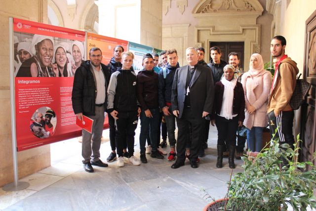 Cáritas recoge el testimonio de personas migrantes y desmonta bulos en la exposición Encontrar para encontrarnos - 2, Foto 2