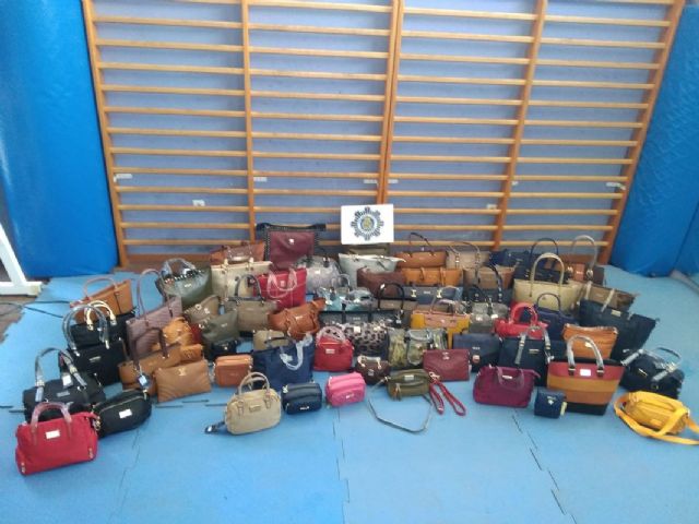 Decomisados 63 productos de imitación en el mercadillo de Cabo de Palos - 1, Foto 1