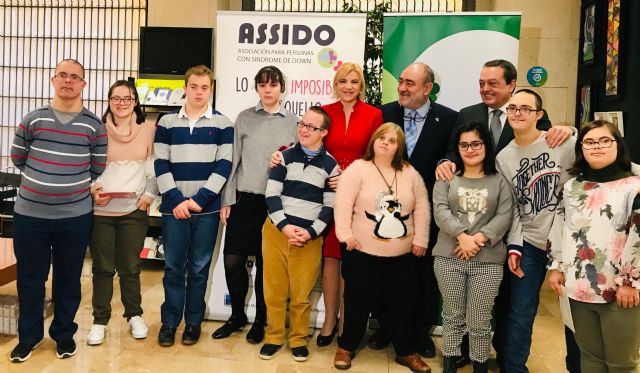 Los usuarios de Assido muestran sus obras plásticas y manualidades en la sede de Croem - 1, Foto 1