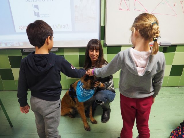 “Eliges un amigo, eliges un compromiso”: Campaña de concienciación en colegios con motivo de la compra de mascotas en Navidad - 1, Foto 1