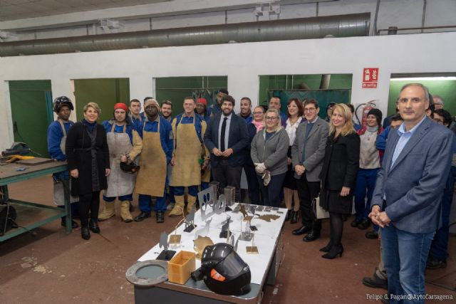 El presidente de la Comunidad visita la Tienda Asilo De San Pedro, distinguida con la Medalla de Oro de la Región - 1, Foto 1
