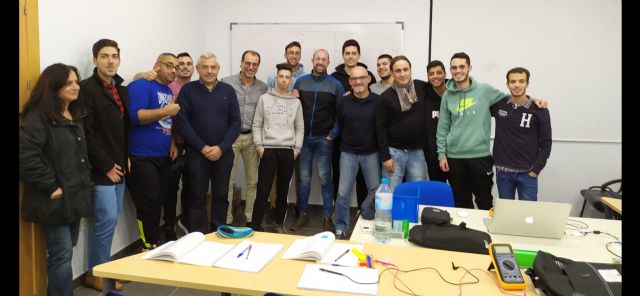 Un grupo de desempleados se forma sobre montaje y mantenimiento de instalaciones solares - 1, Foto 1