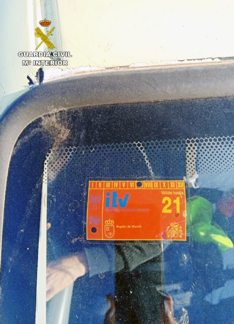 La Guardia Civil investiga a un conductor por delito de falsedad documental de la pegatina de la ITV, en Yecla - 1, Foto 1