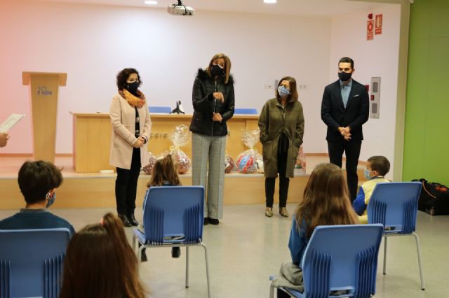 La Alcaldesa Patricia Fernández visita el Colegio El Ope para felicitar a los participantes del XIX Concurso Regional de Dibujo Mi pueblo, Europa - 1, Foto 1