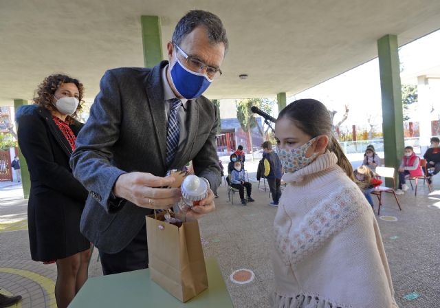 Medio centenar de alumnos del colegio Nuestra Señora de la Fuensanta de Beniaján reciben los salvoconductos reales - 3, Foto 3