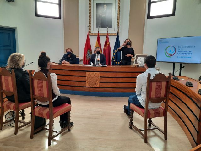 Paco Cascales y el colegio Eusebio Martínez reciben un reconocimiento en el Día de las Personas con Discapacidad - 1, Foto 1