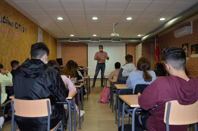 El alcalde López Manzanera ofrece una charla sobre la Constitución en el IES La Florida - 3, Foto 3