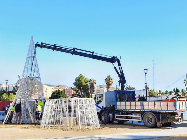 El Ayuntamiento de Lorca construye 14 árboles de Navidad para colocar en calles y pedanías de toda la ciudad - 1, Foto 1