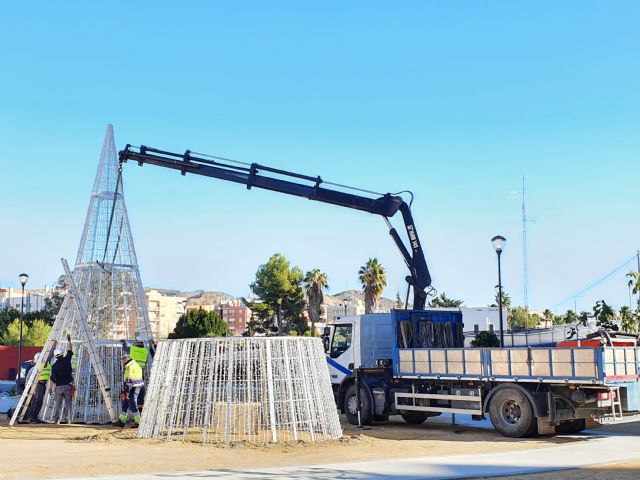El Ayuntamiento de Lorca construye 14 árboles de Navidad para colocar en calles y pedanías de toda la ciudad - 1, Foto 1