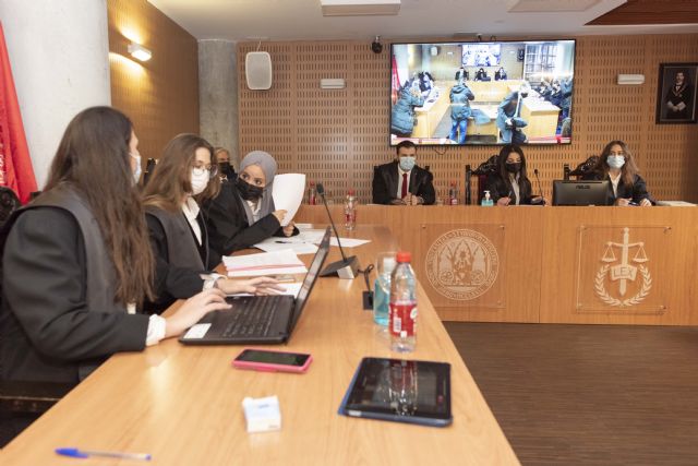 Estudiantes de Derecho realizan las primeras simulaciones de juicios en el aula judicial de la UMU - 1, Foto 1