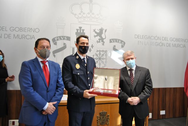 Andrés Fernández Hernández, policía local de Mazarrón, recibe la placa de honor de la Delegación del Gobierno - 1, Foto 1