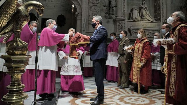La legendaria espada del rey San Fernando en la procesión por la catedral hispalense - 1, Foto 1