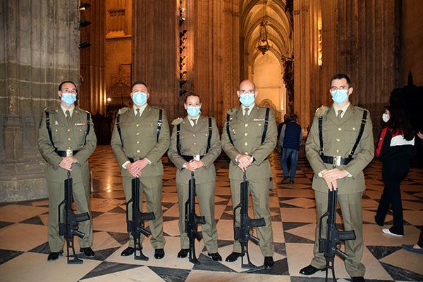 La legendaria espada del rey San Fernando en la procesión por la catedral hispalense - 3, Foto 3
