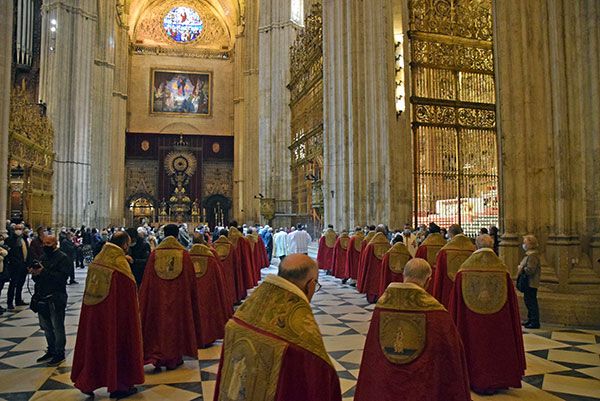 La legendaria espada del rey San Fernando en la procesión por la catedral hispalense - 4, Foto 4