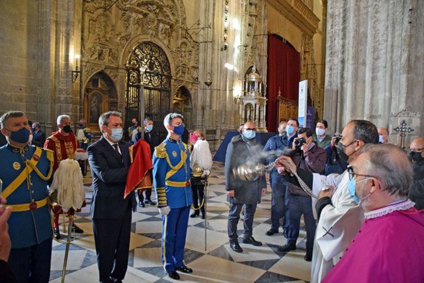 La legendaria espada del rey San Fernando en la procesión por la catedral hispalense - 5, Foto 5