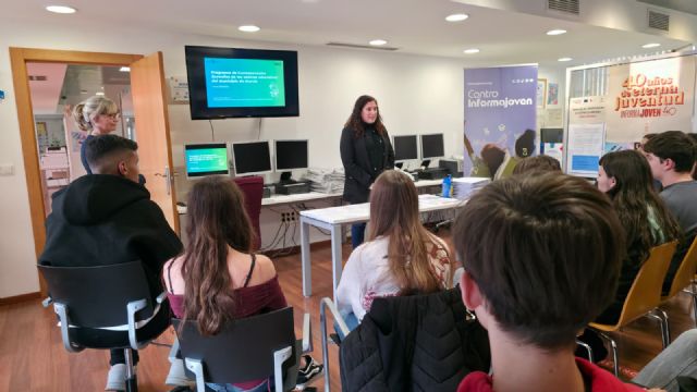El Ayuntamiento de Murcia entrega las Becas de Corresponsales en los Puntos de Información Juvenil - 1, Foto 1