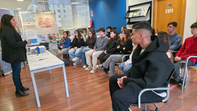 El Ayuntamiento de Murcia entrega las Becas de Corresponsales en los Puntos de Información Juvenil - 2, Foto 2