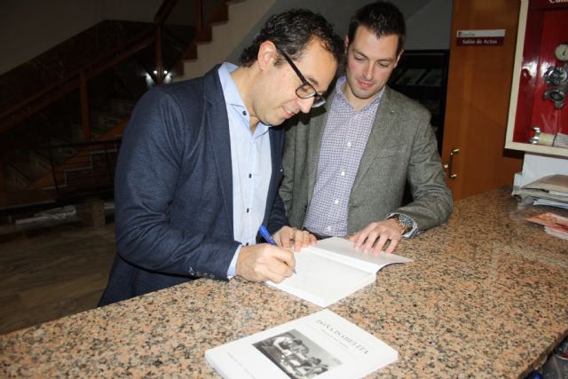 Presentado el  libro Doña Isabelita. Historia de una maestra - 1, Foto 1